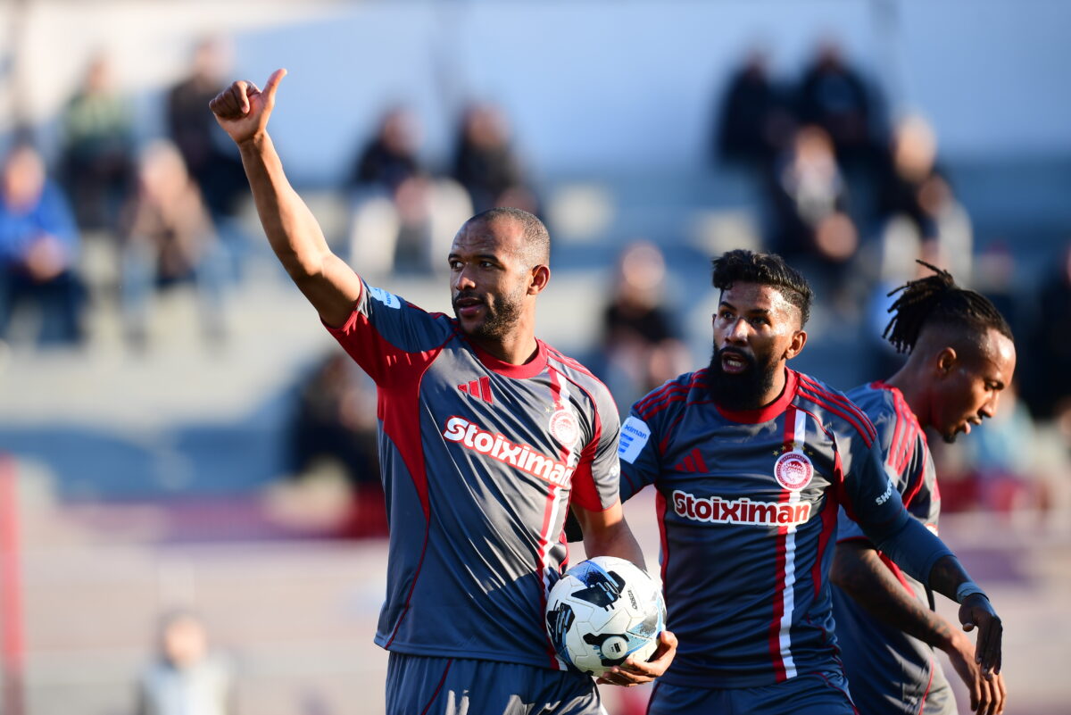 Ο Ελ Κααμπί και ο Ροντινέι μετά το γκολ του Ολυμπιακού