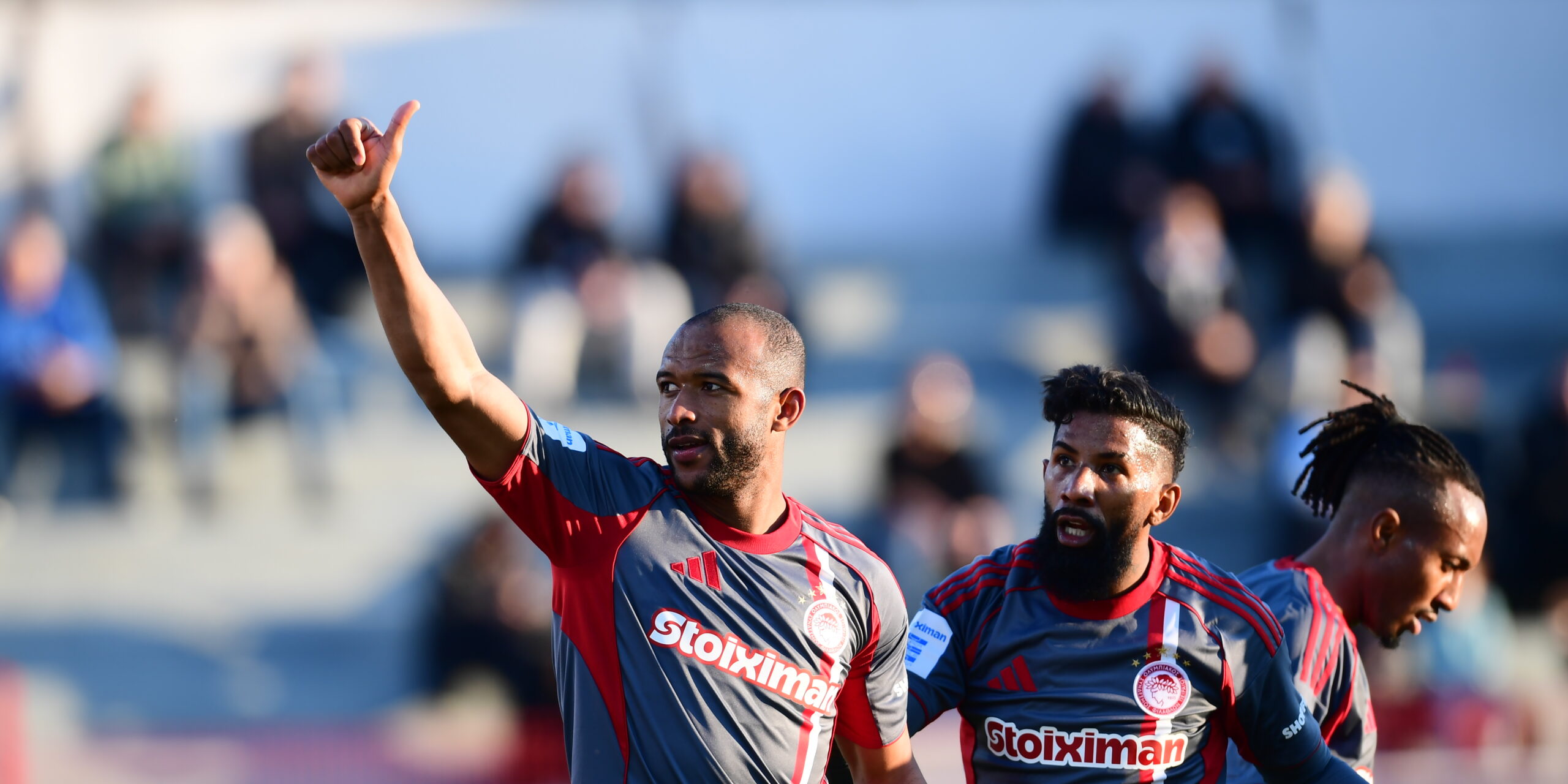 Ο Ελ Κααμπί και ο Ροντινέι μετά το γκολ του Ολυμπιακού