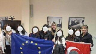 Οι σημαίες της ΕΕ και του Κεμάλ Ατατούρκ