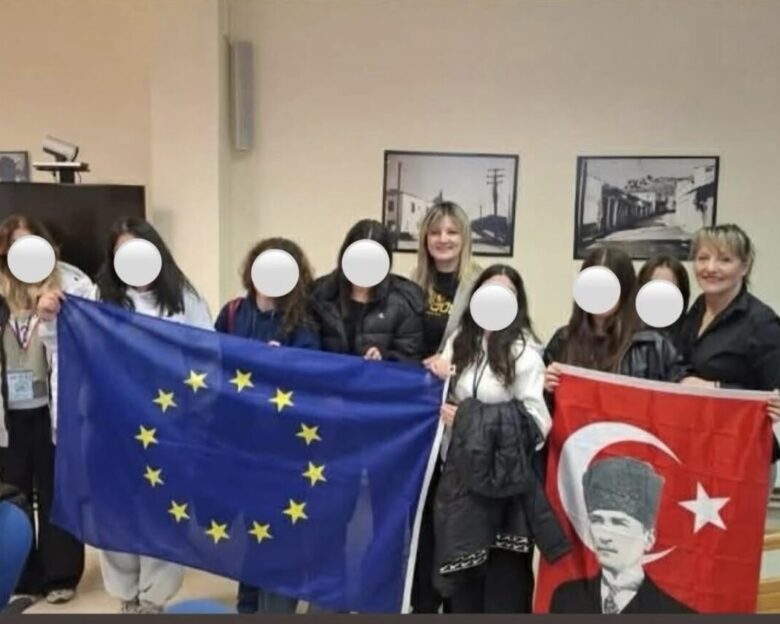 Οι σημαίες της ΕΕ και του Κεμάλ Ατατούρκ