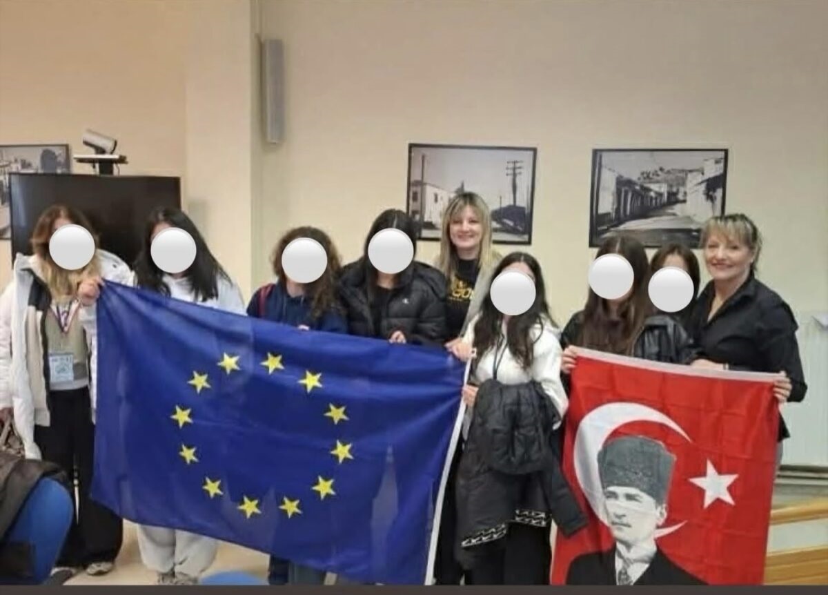 Οι σημαίες της ΕΕ και του Κεμάλ Ατατούρκ