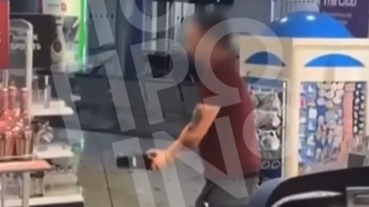 «Ελευθέριος Βενιζέλος»: Άνδρας σε αμόκ πέταξε μπουκάλια σε επιβάτες και διέλυσε κατάστημα Duty Free – Βίντεο ντοκουμέντο