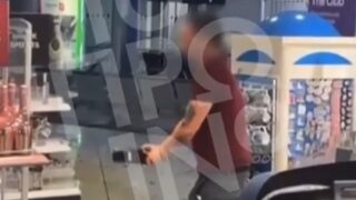 «Ελευθέριος Βενιζέλος»: Άνδρας σε αμόκ πέταξε μπουκάλια σε επιβάτες και διέλυσε κατάστημα Duty Free – Βίντεο ντοκουμέντο