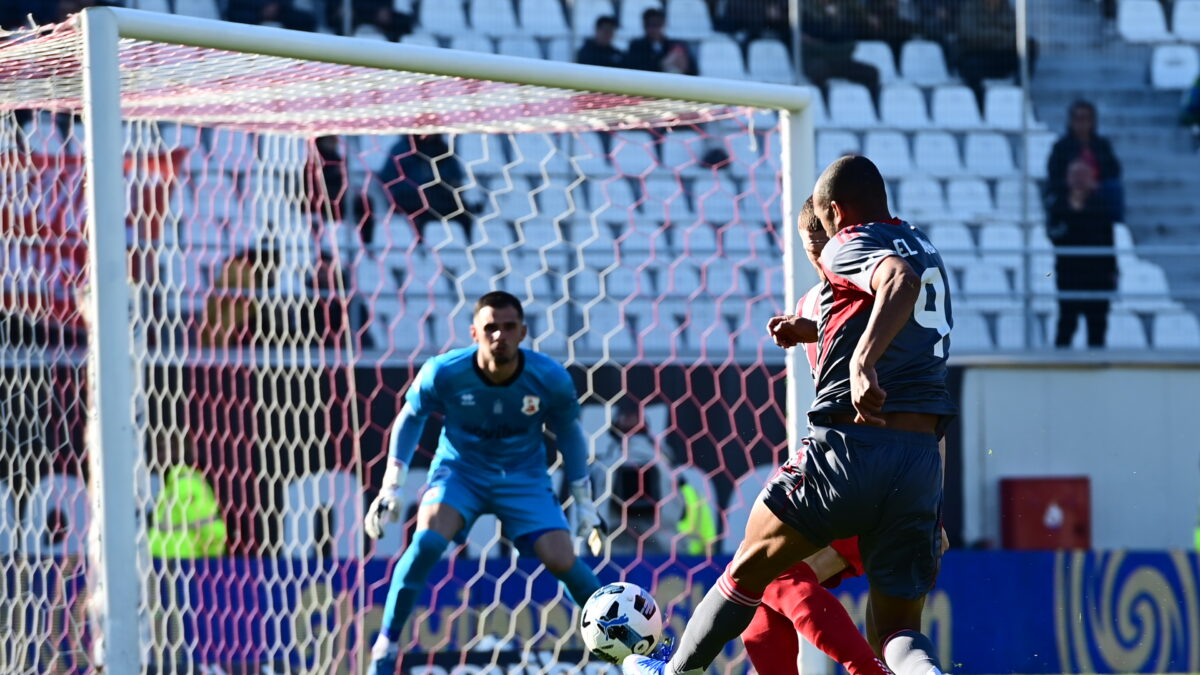 Ο Ελ Κααμπί σε τελική προσπάθεια κόντρα στον Πανσερραϊκό (ΓΙΩΡΓΟΣ ΜΑΤΘΑΙΟΣ