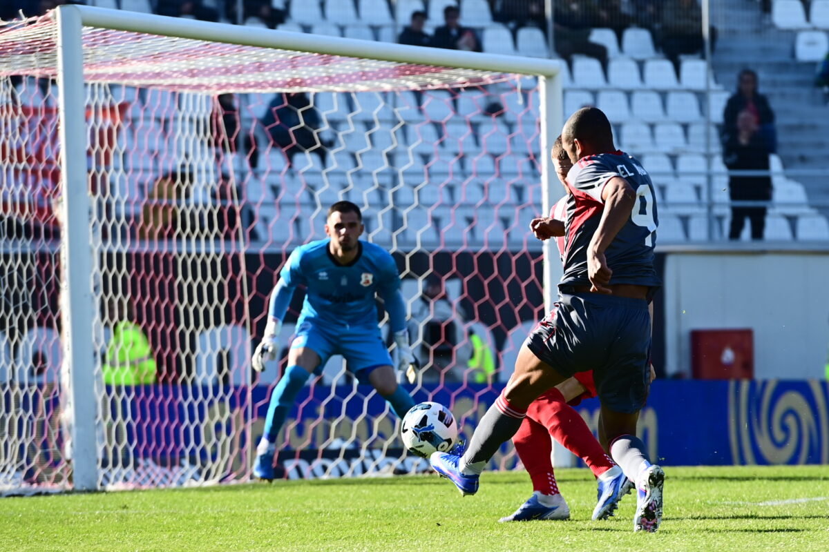 Ο Ελ Κααμπί σε τελική προσπάθεια κόντρα στον Πανσερραϊκό (ΓΙΩΡΓΟΣ ΜΑΤΘΑΙΟΣ