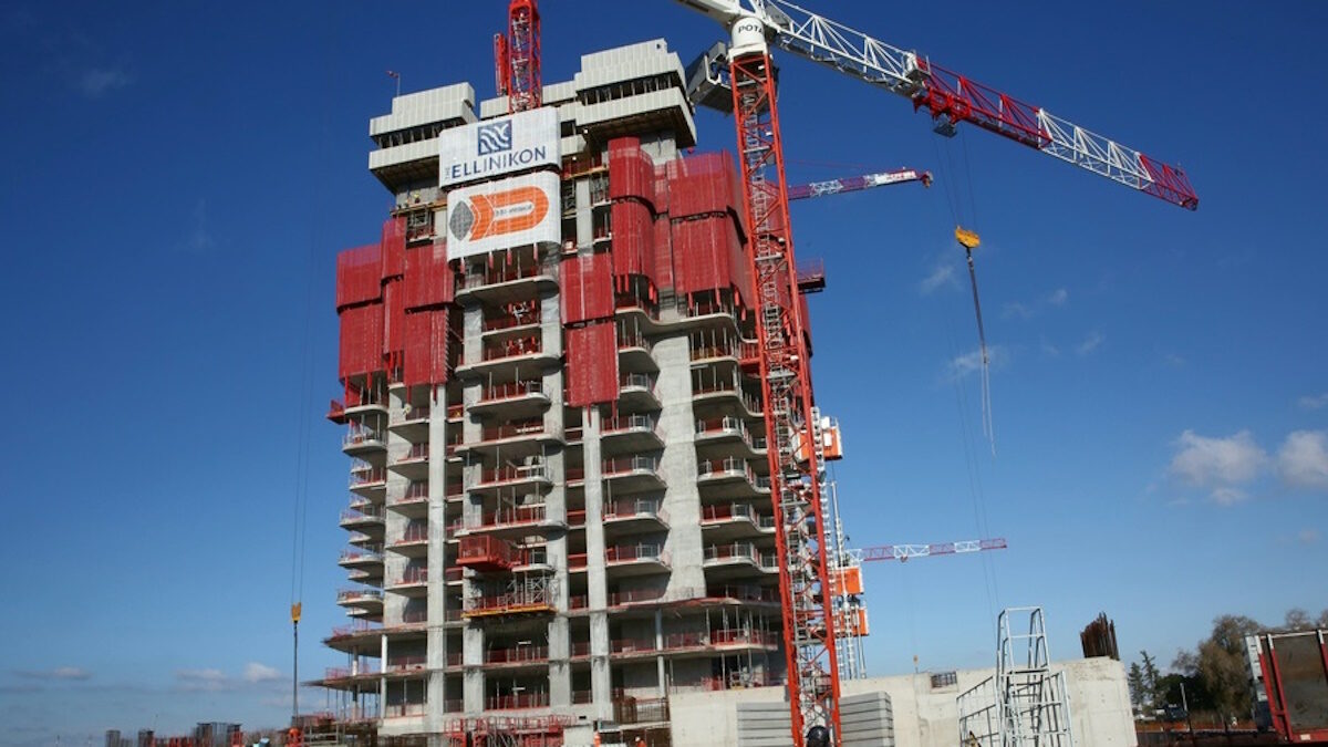 Οικοδόμοι εργάζονται στο εργοτάξιο του Μεγάλου Πύργου της Lamda Development στο Ελληνικό