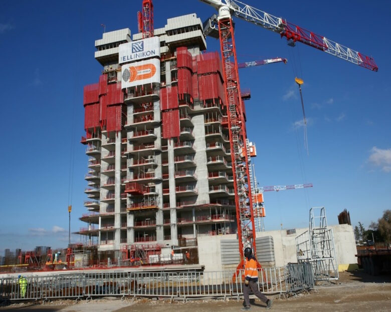 Οικοδόμοι εργάζονται στο εργοτάξιο του Μεγάλου Πύργου της Lamda Development στο Ελληνικό