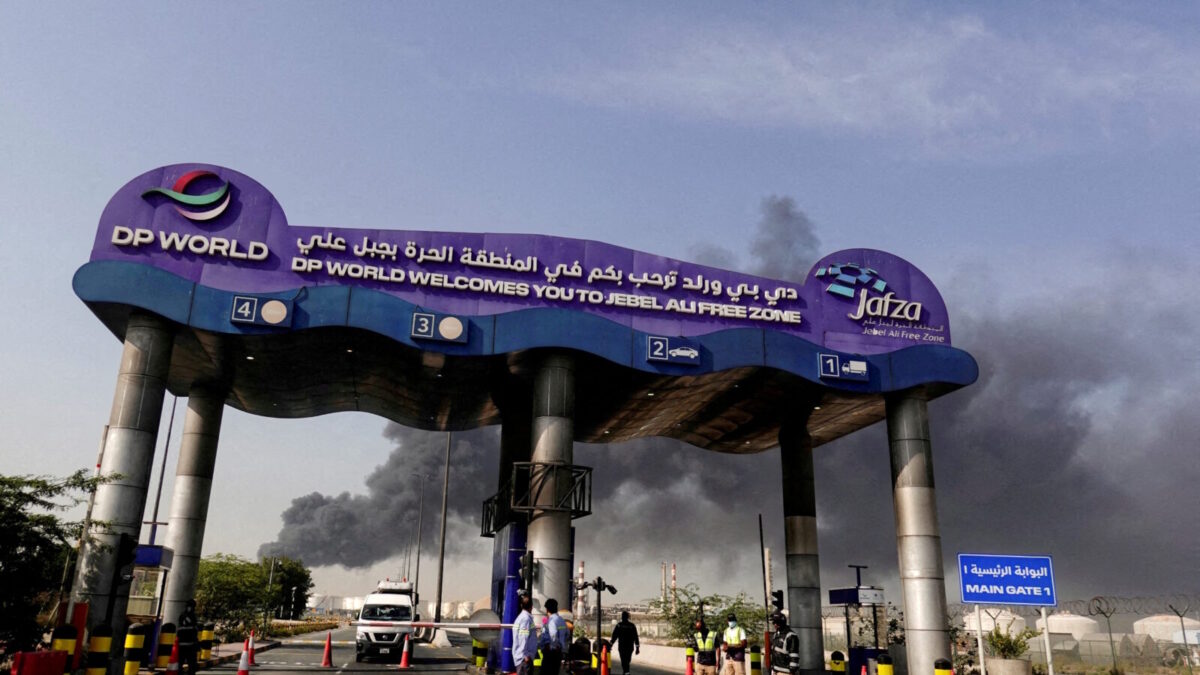 Καπνός μετά από ιρανική επίθεση στα Εμιράτα