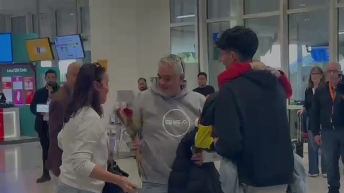 Έλληνες φτάνουν στην Αθήνα με πτήση επαναπατρισμού