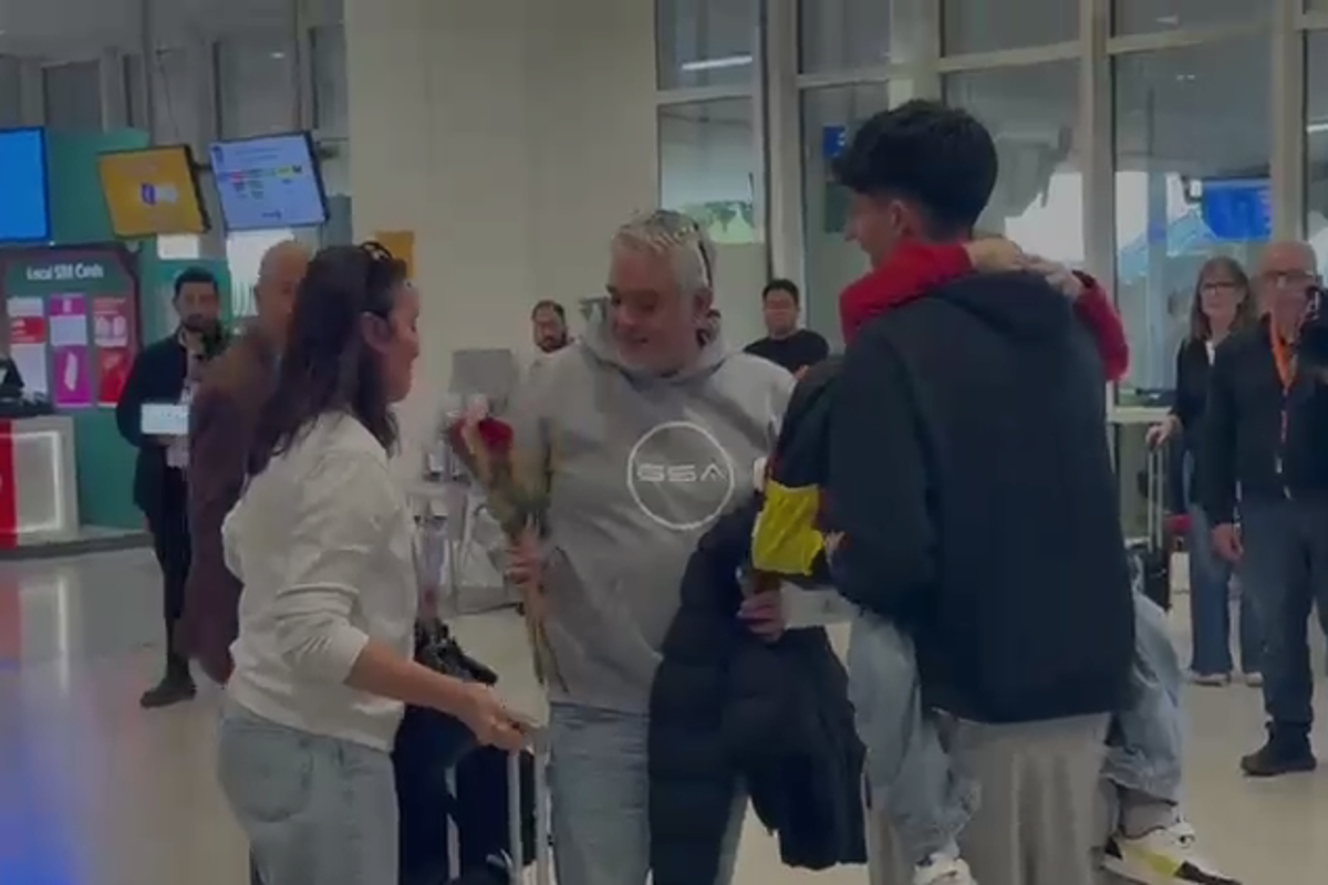 Έλληνες φτάνουν στην Αθήνα με πτήση επαναπατρισμού