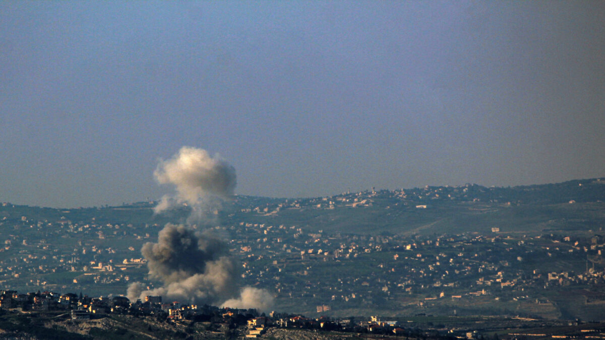 Καπνοί υψώνονται από αεροπορικό πλήγμα στο Ντέιρ Σιράν, στον νότιο Λίβανο,