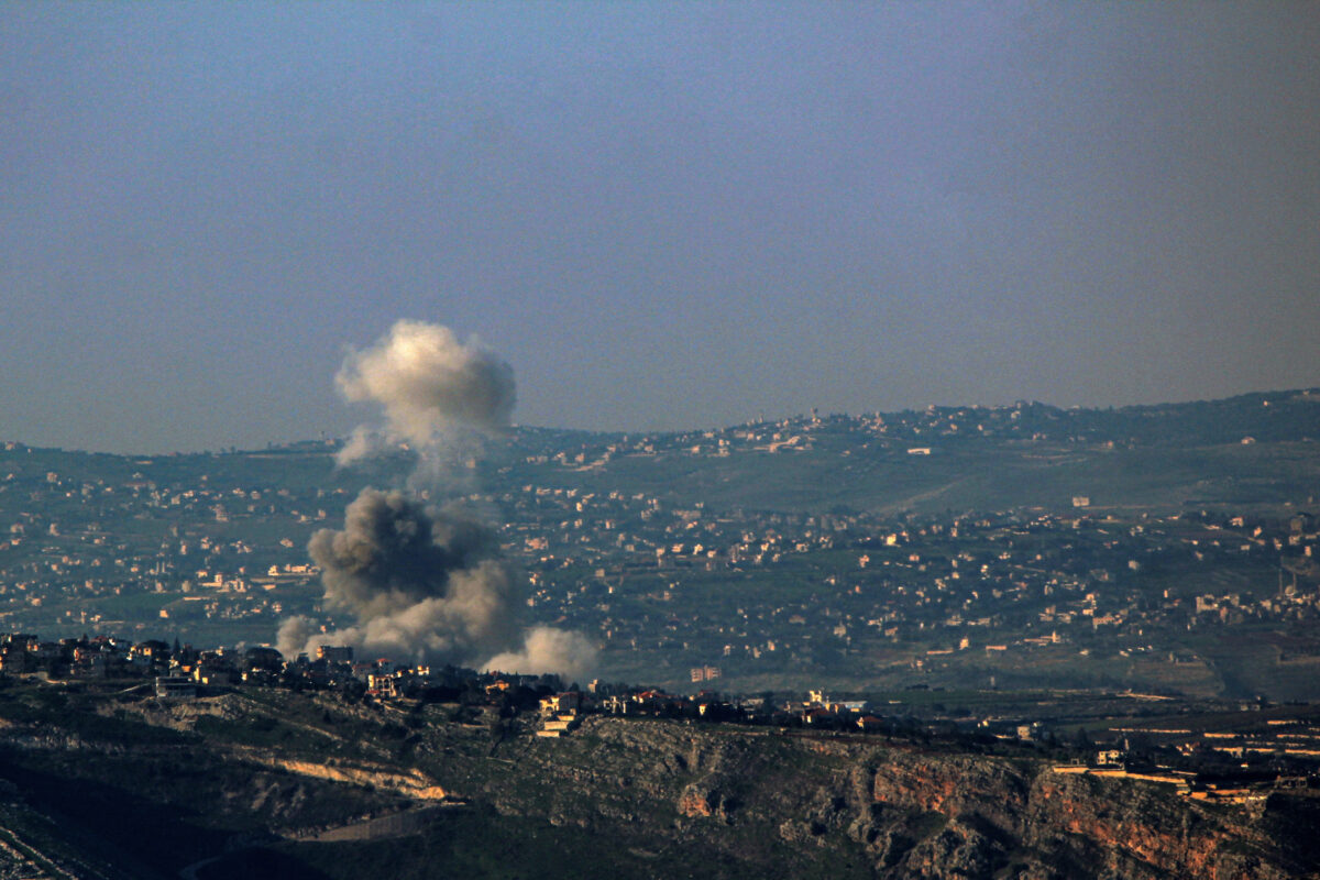 Καπνοί υψώνονται από αεροπορικό πλήγμα στο Ντέιρ Σιράν, στον νότιο Λίβανο,