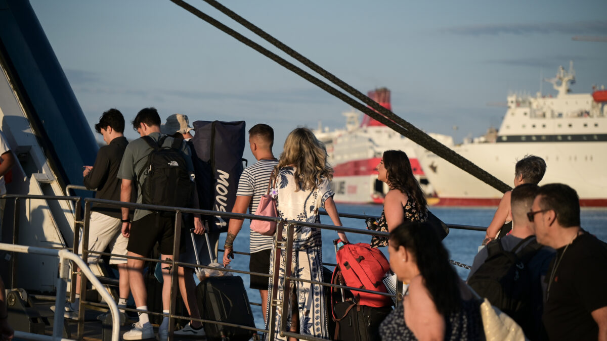 Έξοδος εκδρομέων από το λιμάνι του Πειραιά