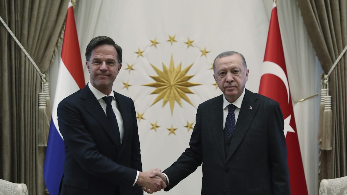 Ο Τούρκος Πρόεδρος Ρετζέπ Ταγίπ Ερντογάν, δεξιά, και ο γγ του ΝΑΤΟ Μαρκ Ρούτε