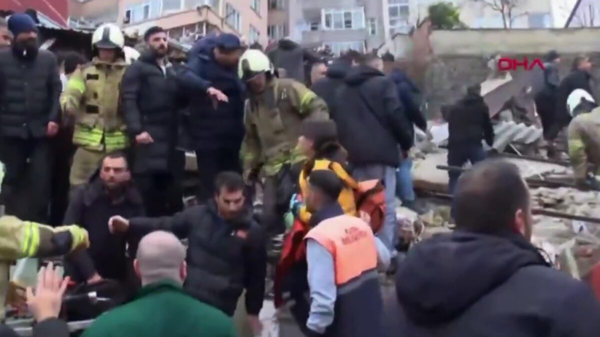 Κατέρρευσαν δύο κτίρια στην Κωνσταντινούπολη - Αναφορές για τραυματίες