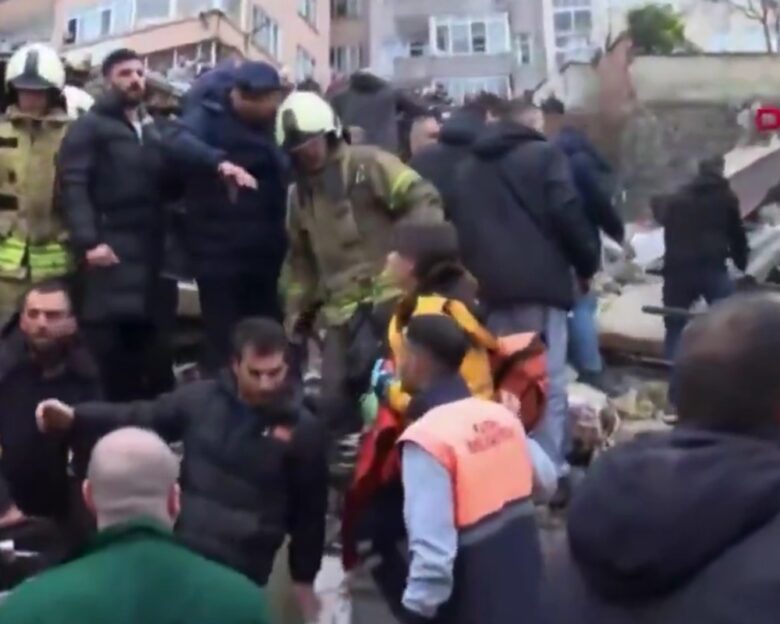 Κατέρρευσαν δύο κτίρια στην Κωνσταντινούπολη - Αναφορές για τραυματίες