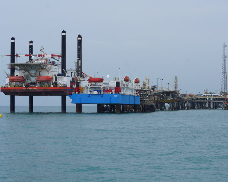 Πλωτές πλατφόρμες φόρτωσης εξαγωγών πετρελαίου στο λιμάνι πετρελαίου της Βασόρας