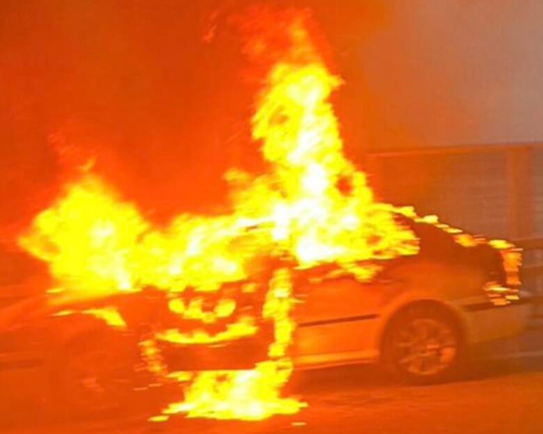 Αυτοκίνητο που καίγεται