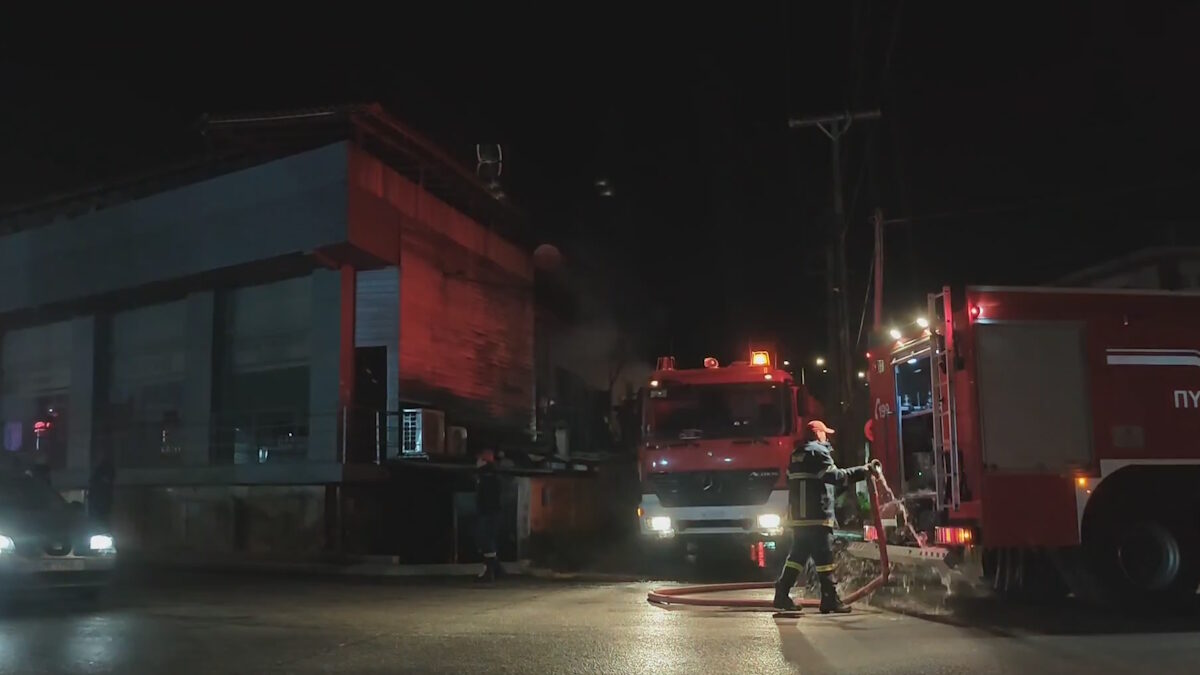 Δυνάμεις της πυροσβεστικής υπηρεσίας στο σημείο της φωτιάς στη Βάρης - Κορωπίου