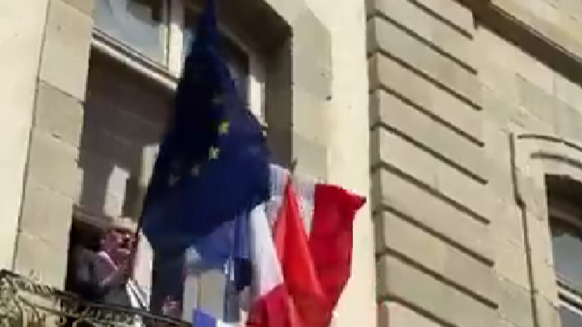 Ο ακροδεξιός δήμαρχος της γαλλικής πόλης Καρκασόν, Κριστόφ Μπαρτές κατεβάζει τη σημαία της ΕΕ από το μπαλκόνι του δημαρχείου