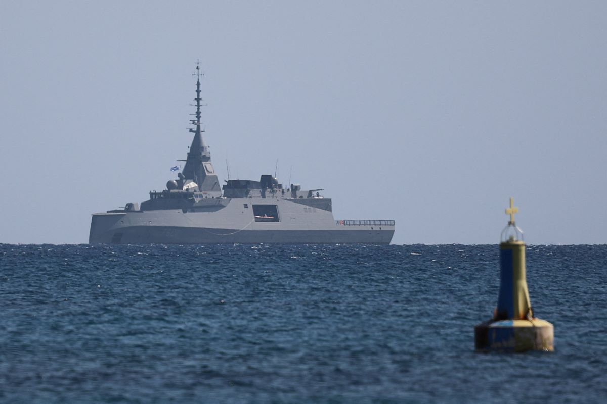 Η φρεγάτα «Κίμων» ετοιμάζεται να εισέλθει στο λιμάνι της Λεμεσού