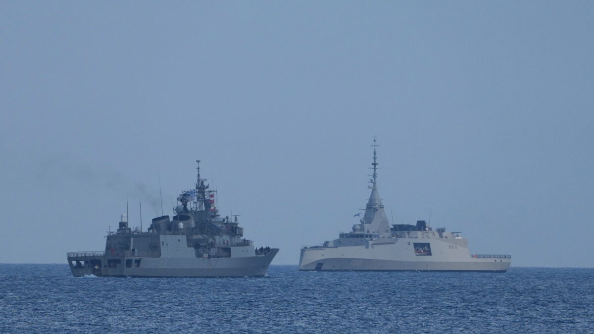 Οι φρεγάτες «Ψαρά» και «Κίμων» πλέουν ανοιχτά της Λεμεσού, στην Κύπρο