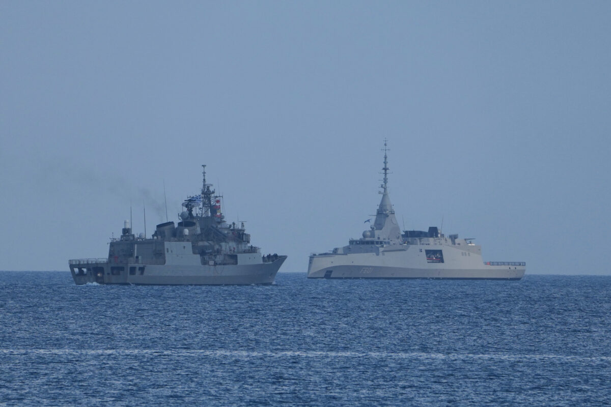 Οι φρεγάτες «Ψαρά» και «Κίμων» πλέουν ανοιχτά της Λεμεσού, στην Κύπρο