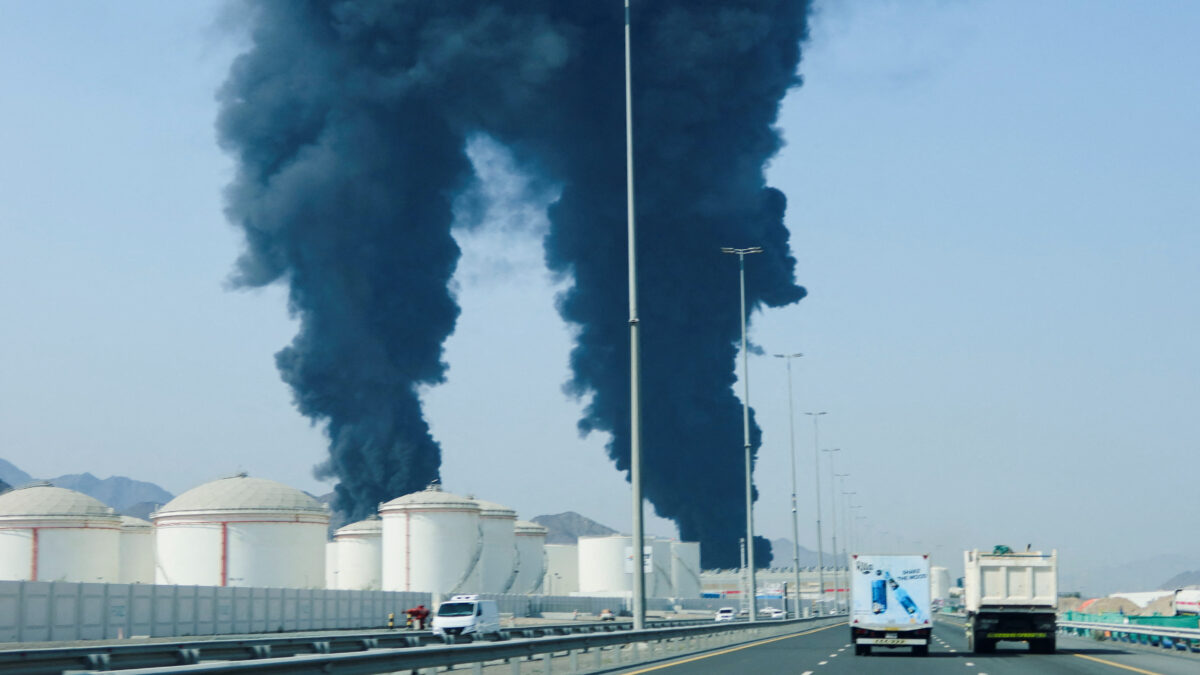 Καπνοί από τη φωτιά στις πετρελαϊκές εγκαταστάσεις της Φουτζάιρα