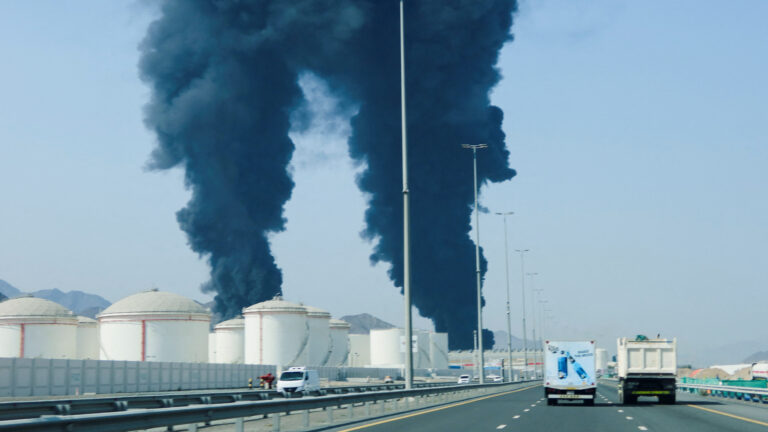 Καπνοί από τη φωτιά στις πετρελαϊκές εγκαταστάσεις της Φουτζάιρα