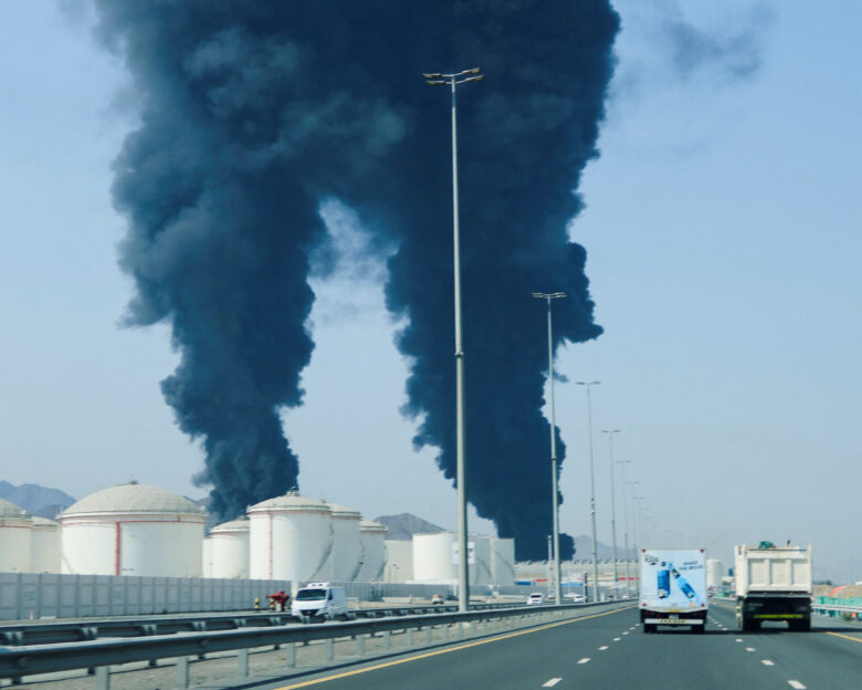 Καπνοί από τη φωτιά στις πετρελαϊκές εγκαταστάσεις της Φουτζάιρα