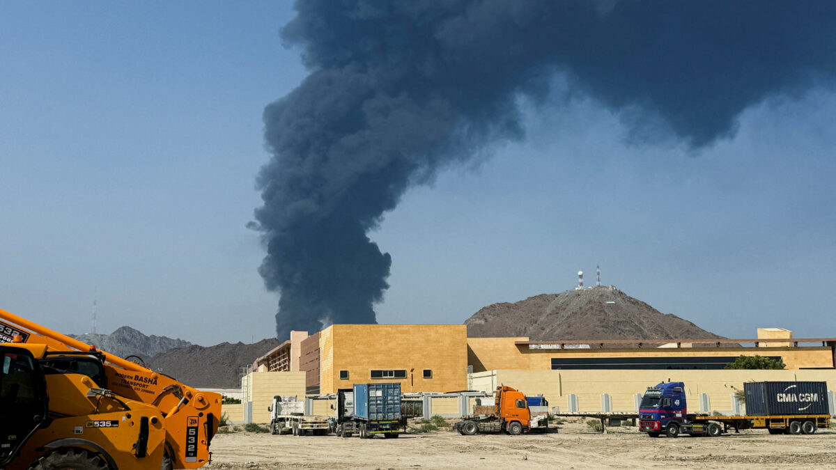 Καπνοί από τη φωτιά στις πετρελαϊκές εγκαταστάσεις της Φουτζάιρα