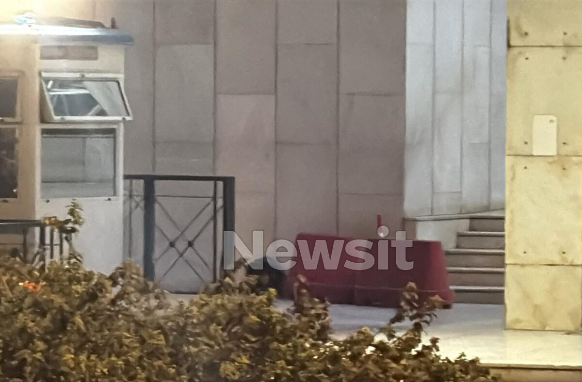 Η τσάντα στην οποία βρέθηκαν οι δύο χειροβομβίδες