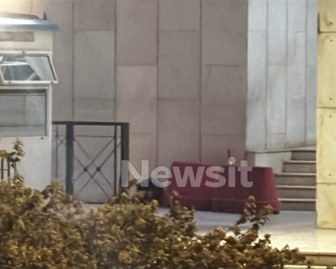 Η τσάντα στην οποία βρέθηκαν οι δύο χειροβομβίδες