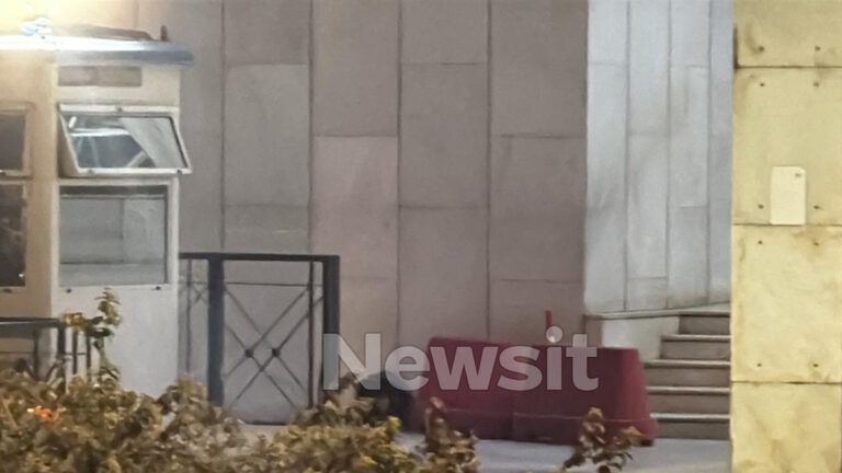 Η τσάντα στην οποία βρέθηκαν οι δύο χειροβομβίδες