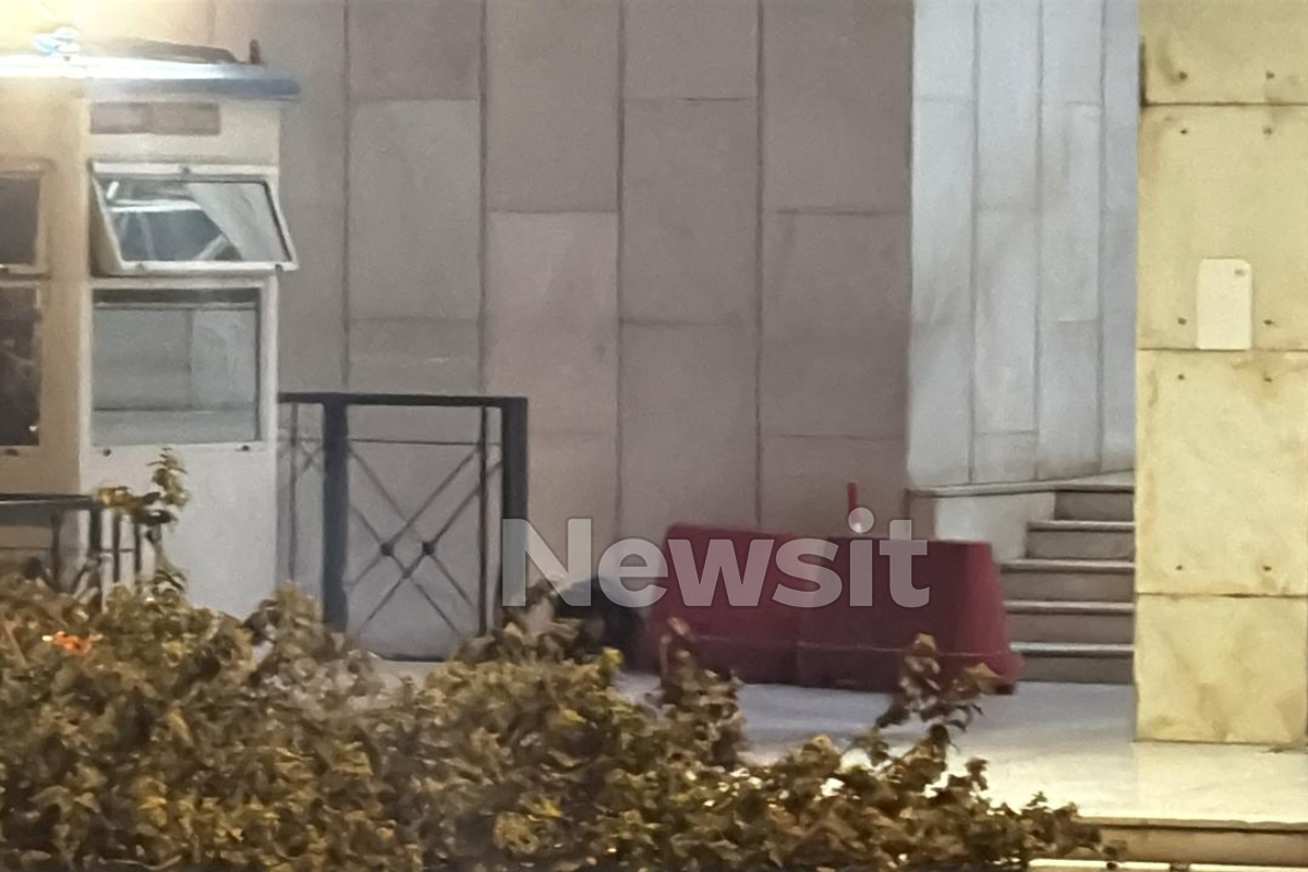 Η τσάντα στην οποία βρέθηκαν οι δύο χειροβομβίδες