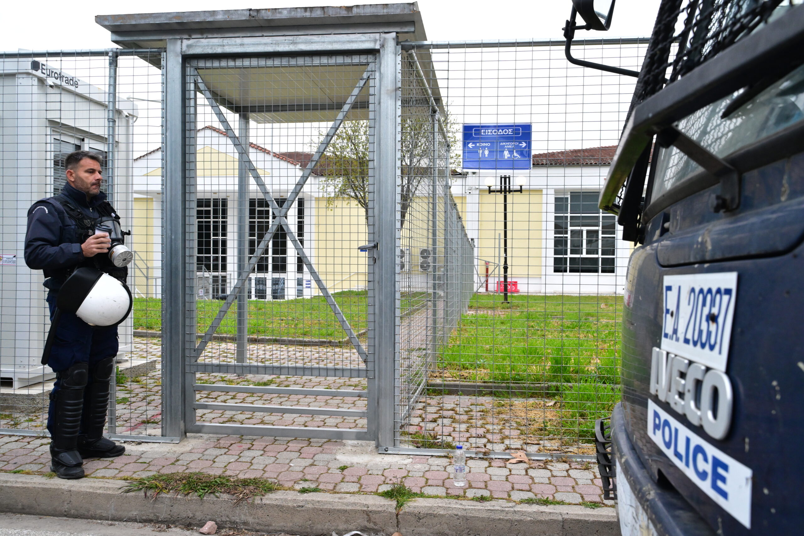 Δίκη για το σιδηροδρομικό δυστύχημα στα Τέμπη, που στοίχισε τη ζωή σε 57 ανθρώπους, κυρίως νέους ηλικίας 15 έως 25 ετών, στην Λάρισα, Δευτέρα 23 Μαρτίου 2026. Στο Τριμελές Εφετείο Κακουργημάτων παραπέμπονται 36 άτομα, ενώ οι μάρτυρες ξεπερνούν τους 350. Περισσότερα από 230 πρόσωπα - συγγενείς θυμάτων, επιζώντες και φορείς - θα παραστούν προς υποστήριξη της κατηγορίας. Οι 33 από τους κατηγορούμενους αντιμετωπίζουν βαριές κακουργηματικές κατηγορίες. Στο εδώλιο βρίσκονται στελέχη από όλο το φάσμα του σιδηροδρομικού συστήματος, συμπεριλαμβανομένων του ΟΣΕ, της ΕΡΓΟΣΕ, της ΡΑΣ, καθώς και της Hellenic Train.  (ΤΑΤΙΑΝΑ ΜΠΟΛΑΡΗ/EUROKINISSI)