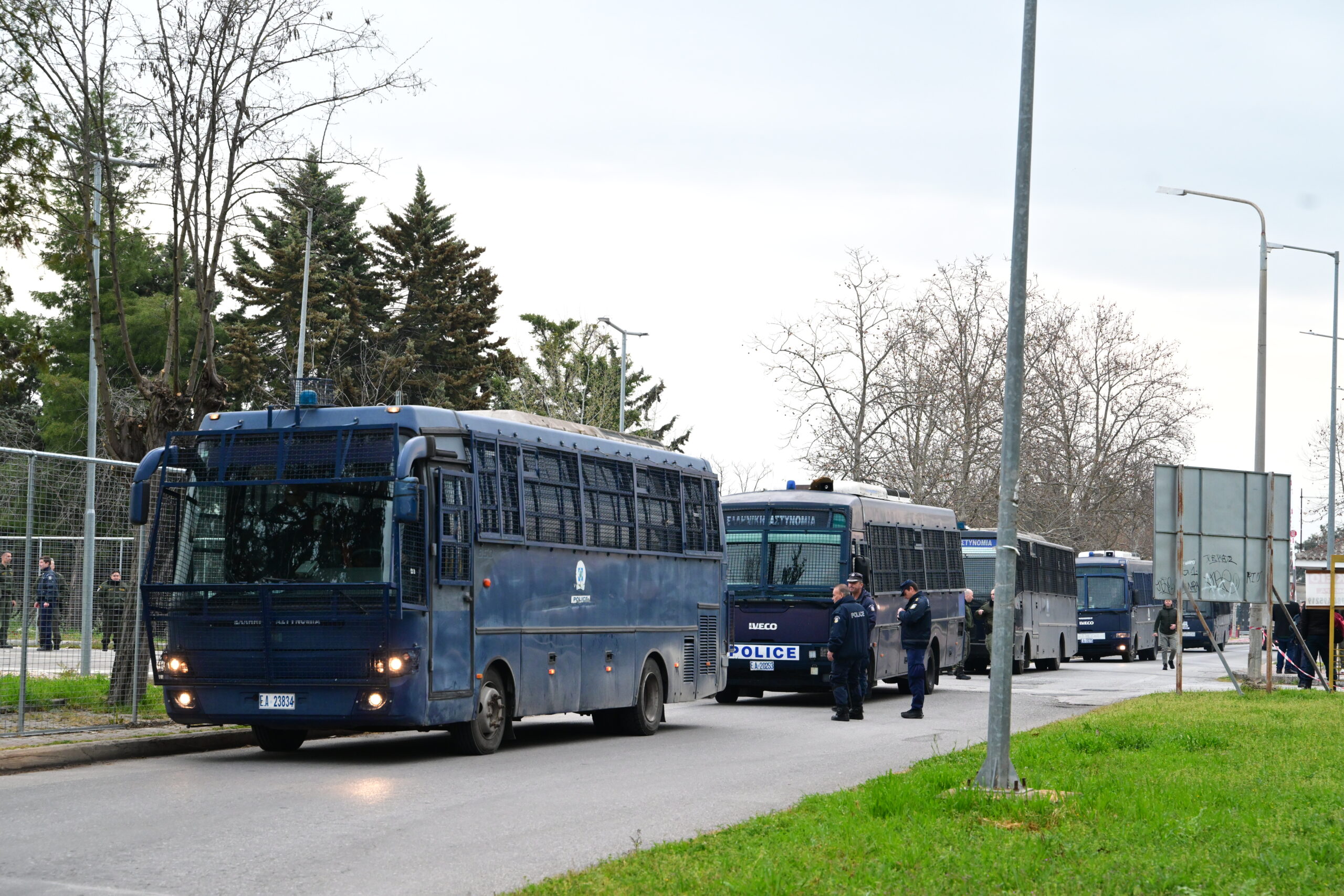 Δίκη για το σιδηροδρομικό δυστύχημα στα Τέμπη, που στοίχισε τη ζωή σε 57 ανθρώπους, κυρίως νέους ηλικίας 15 έως 25 ετών, στην Λάρισα, Δευτέρα 23 Μαρτίου 2026. Στο Τριμελές Εφετείο Κακουργημάτων παραπέμπονται 36 άτομα, ενώ οι μάρτυρες ξεπερνούν τους 350. Περισσότερα από 230 πρόσωπα - συγγενείς θυμάτων, επιζώντες και φορείς - θα παραστούν προς υποστήριξη της κατηγορίας. Οι 33 από τους κατηγορούμενους αντιμετωπίζουν βαριές κακουργηματικές κατηγορίες. Στο εδώλιο βρίσκονται στελέχη από όλο το φάσμα του σιδηροδρομικού συστήματος, συμπεριλαμβανομένων του ΟΣΕ, της ΕΡΓΟΣΕ, της ΡΑΣ, καθώς και της Hellenic Train.  (ΤΑΤΙΑΝΑ ΜΠΟΛΑΡΗ/EUROKINISSI)