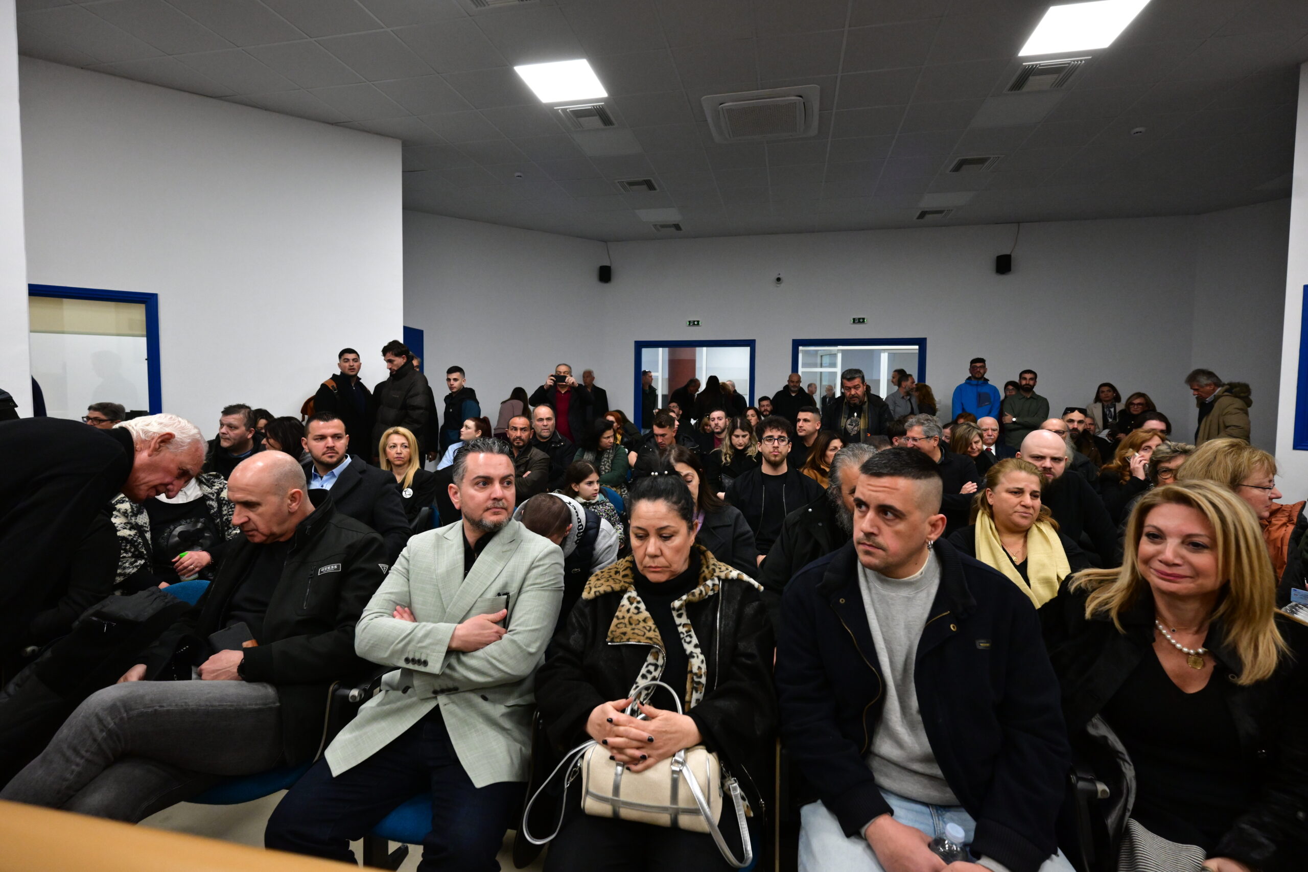 Δίκη για το σιδηροδρομικό δυστύχημα στα Τέμπη, που στοίχισε τη ζωή σε 57 ανθρώπους, κυρίως νέους ηλικίας 15 έως 25 ετών, στην Λάρισα, Δευτέρα 23 Μαρτίου 2026. Στο Τριμελές Εφετείο Κακουργημάτων παραπέμπονται 36 άτομα, ενώ οι μάρτυρες ξεπερνούν τους 350. Περισσότερα από 230 πρόσωπα - συγγενείς θυμάτων, επιζώντες και φορείς - θα παραστούν προς υποστήριξη της κατηγορίας. Οι 33 από τους κατηγορούμενους αντιμετωπίζουν βαριές κακουργηματικές κατηγορίες. Στο εδώλιο βρίσκονται στελέχη από όλο το φάσμα του σιδηροδρομικού συστήματος, συμπεριλαμβανομένων του ΟΣΕ, της ΕΡΓΟΣΕ, της ΡΑΣ, καθώς και της Hellenic Train. (ΤΑΤΙΑΝΑ ΜΠΟΛΑΡΗ/EUROKINISSI)