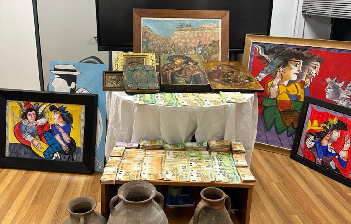Έργα τέχνης και χρήματα που κατασχέσθηκαν στην γκαλερί του Γιώργου Τσαγκαράκη
