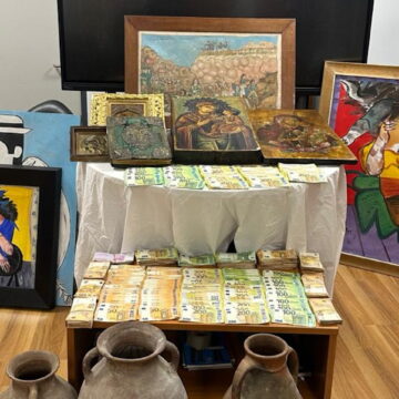 Έργα τέχνης και χρήματα που κατασχέσθηκαν στην γκαλερί του Γιώργου Τσαγκαράκη