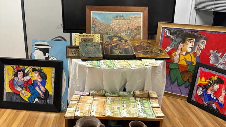 Έργα τέχνης και χρήματα που κατασχέσθηκαν στην γκαλερί του Γιώργου Τσαγκαράκη
