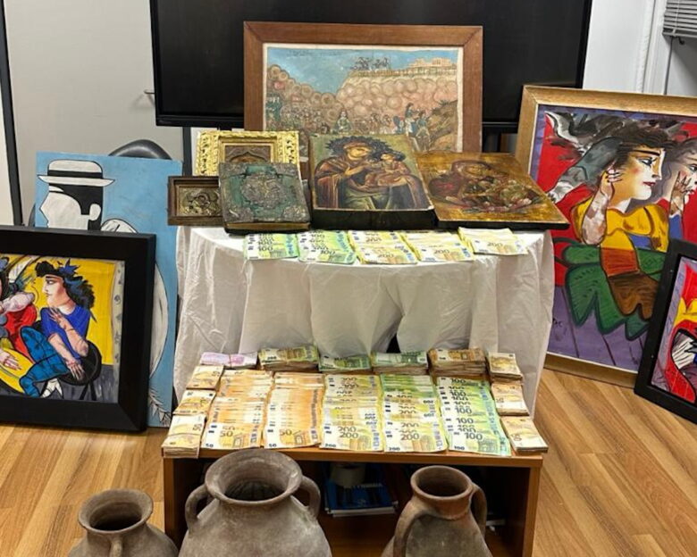 Έργα τέχνης και χρήματα που κατασχέσθηκαν στην γκαλερί του Γιώργου Τσαγκαράκη