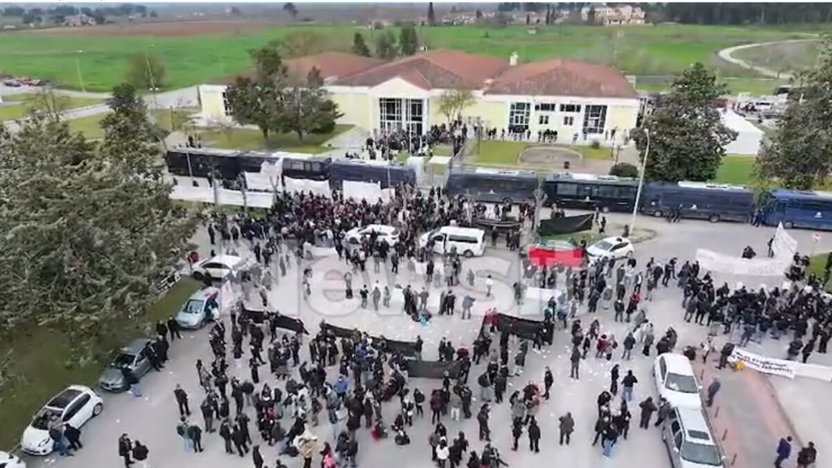 Πανοραμικό πλάνο έξω από το συνεδριακό κέντρο Γαιόπολις