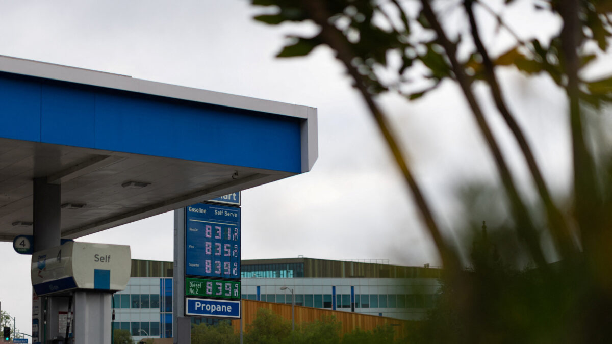 Τιμές βενζίνης σε βενζινάδικο στο Λος Άντζελες
