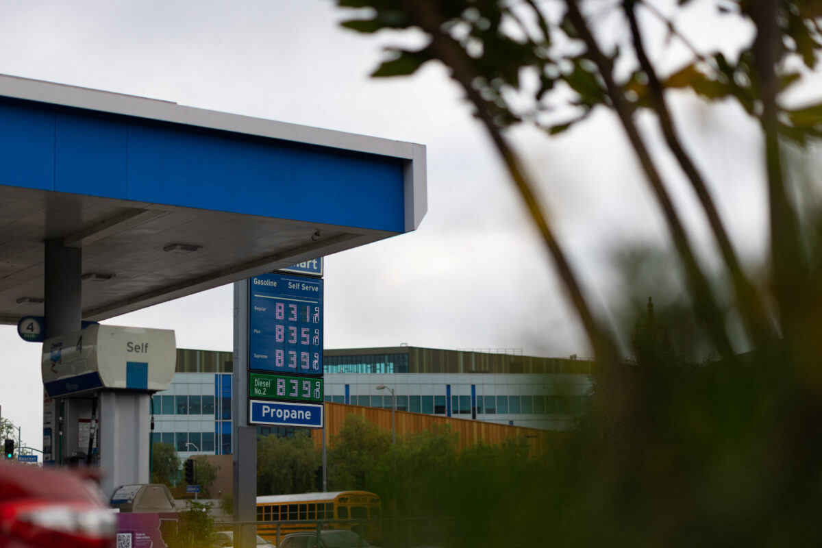 Τιμές βενζίνης σε βενζινάδικο στο Λος Άντζελες