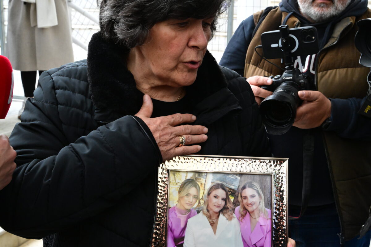 Δίκη για το σιδηροδρομικό δυστύχημα στα Τέμπη, που στοίχισε τη ζωή σε 57 ανθρώπους, κυρίως νέους ηλικίας 15 έως 25 ετών, στην Λάρισα, Δευτέρα 23 Μαρτίου 2026. Στο Τριμελές Εφετείο Κακουργημάτων παραπέμπονται 36 άτομα, ενώ οι μάρτυρες ξεπερνούν τους 350. Περισσότερα από 230 πρόσωπα - συγγενείς θυμάτων, επιζώντες και φορείς - θα παραστούν προς υποστήριξη της κατηγορίας. Οι 33 από τους κατηγορούμενους αντιμετωπίζουν βαριές κακουργηματικές κατηγορίες. Στο εδώλιο βρίσκονται στελέχη από όλο το φάσμα του σιδηροδρομικού συστήματος, συμπεριλαμβανομένων του ΟΣΕ, της ΕΡΓΟΣΕ, της ΡΑΣ, καθώς και της Hellenic Train. (ΤΑΤΙΑΝΑ ΜΠΟΛΑΡΗ