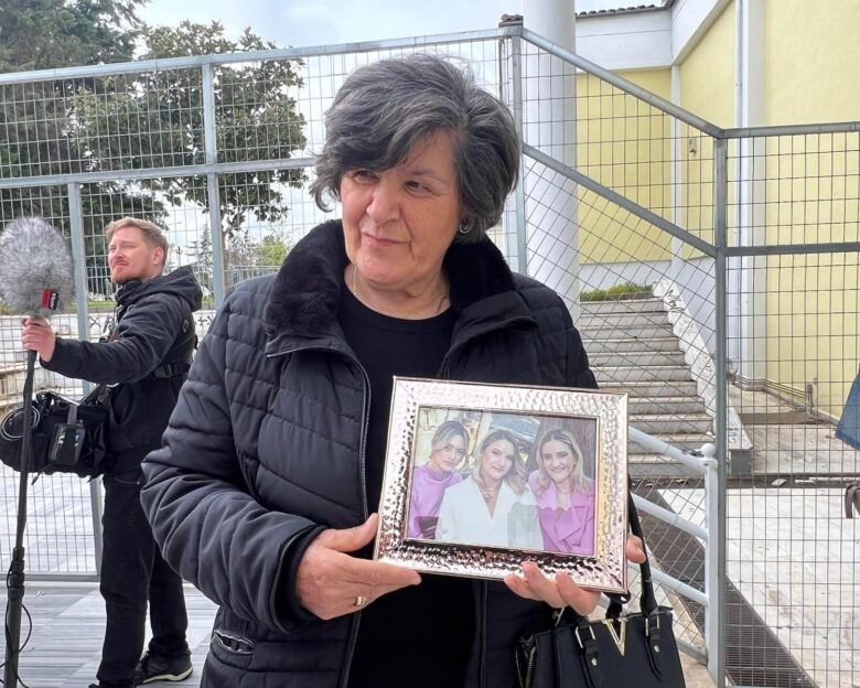 Η γιαγιά των κοριτσιών Πλακιά που χάθηκαν στα Τέμπη