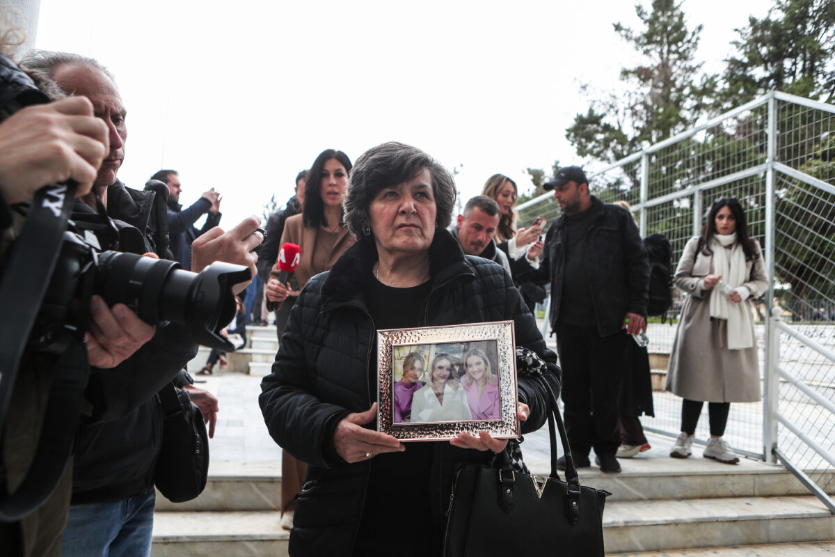 Συγκεντρώσεις έξω από το κτήριο του Συνεδριακού Κέντρου Πανεπιστημίου Θεσσαλίας που βρίσκεται στο συγκρότημα ΓΑΙΟΠΟΛΙΣ (πρώην ΤΕΙ Λάρισας) όπου διεξάγεται η δίκη για το σιδηροδρομικό δυστύχημα στα Τέμπη, που στοίχισε τη ζωή σε 57 ανθρώπους, κυρίως νέους ηλικίας 15 έως 25 ετών, στην Λάρισα, Δευτέρα 23 Μαρτίου 2026. Στο Τριμελές Εφετείο Κακουργημάτων παραπέμπονται 36 άτομα, ενώ οι μάρτυρες ξεπερνούν τους 350. Περισσότερα από 230 πρόσωπα - συγγενείς θυμάτων, επιζώντες και φορείς - θα παραστούν προς υποστήριξη της κατηγορίας. Οι 33 από τους κατηγορούμενους αντιμετωπίζουν βαριές κακουργηματικές κατηγορίες. Στο εδώλιο βρίσκονται στελέχη από όλο το φάσμα του σιδηροδρομικού συστήματος, συμπεριλαμβανομένων του ΟΣΕ, της ΕΡΓΟΣΕ, της ΡΑΣ, καθώς και της Hellenic Train. (ΣΩΤΗΡΗΣ ΔΗΜΗΤΡΟΠΟΥΛΟΣ