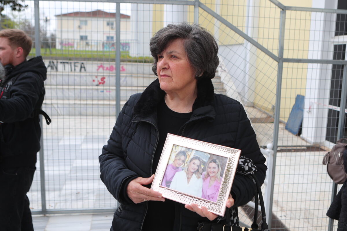 Συγκεντρώσεις έξω από το κτήριο του Συνεδριακού Κέντρου Πανεπιστημίου Θεσσαλίας που βρίσκεται στο συγκρότημα ΓΑΙΟΠΟΛΙΣ (πρώην ΤΕΙ Λάρισας) όπου διεξάγεται η δίκη για το σιδηροδρομικό δυστύχημα στα Τέμπη, που στοίχισε τη ζωή σε 57 ανθρώπους, κυρίως νέους ηλικίας 15 έως 25 ετών, στην Λάρισα, Δευτέρα 23 Μαρτίου 2026. Στο Τριμελές Εφετείο Κακουργημάτων παραπέμπονται 36 άτομα, ενώ οι μάρτυρες ξεπερνούν τους 350. Περισσότερα από 230 πρόσωπα - συγγενείς θυμάτων, επιζώντες και φορείς - θα παραστούν προς υποστήριξη της κατηγορίας. Οι 33 από τους κατηγορούμενους αντιμετωπίζουν βαριές κακουργηματικές κατηγορίες. Στο εδώλιο βρίσκονται στελέχη από όλο το φάσμα του σιδηροδρομικού συστήματος, συμπεριλαμβανομένων του ΟΣΕ, της ΕΡΓΟΣΕ, της ΡΑΣ, καθώς και της Hellenic Train. (ΣΩΤΗΡΗΣ ΔΗΜΗΤΡΟΠΟΥΛΟΣ