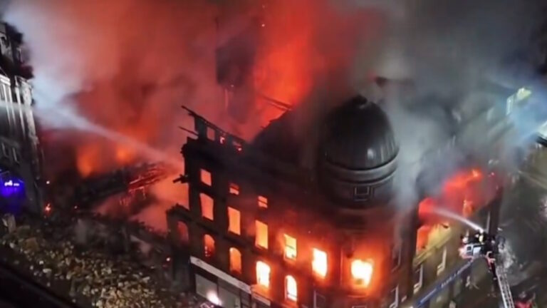 Μέρος του σιδηροδρομικού σταθμού έχει ήδη καταστραφεί